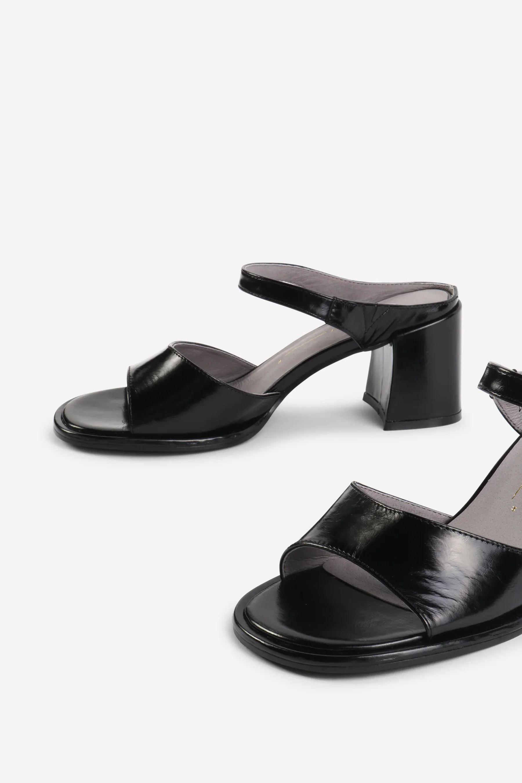 INTENTIONALLY BLANK APEX HEELS IN BLACK - Image 5