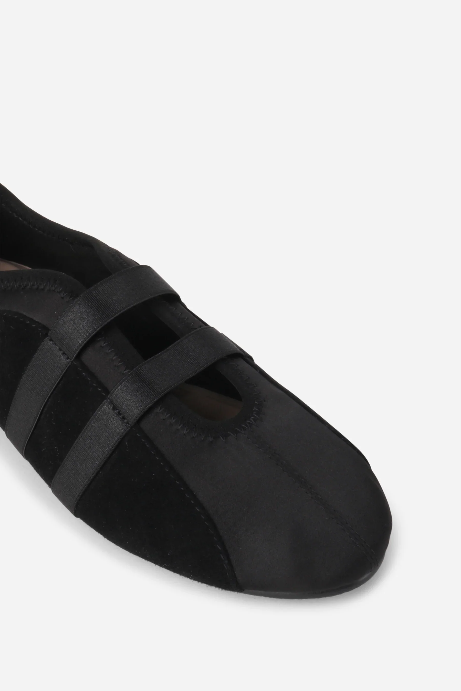 INTENTIONALLY BLANK SPORTY FLAT IN BLACK - Image 2