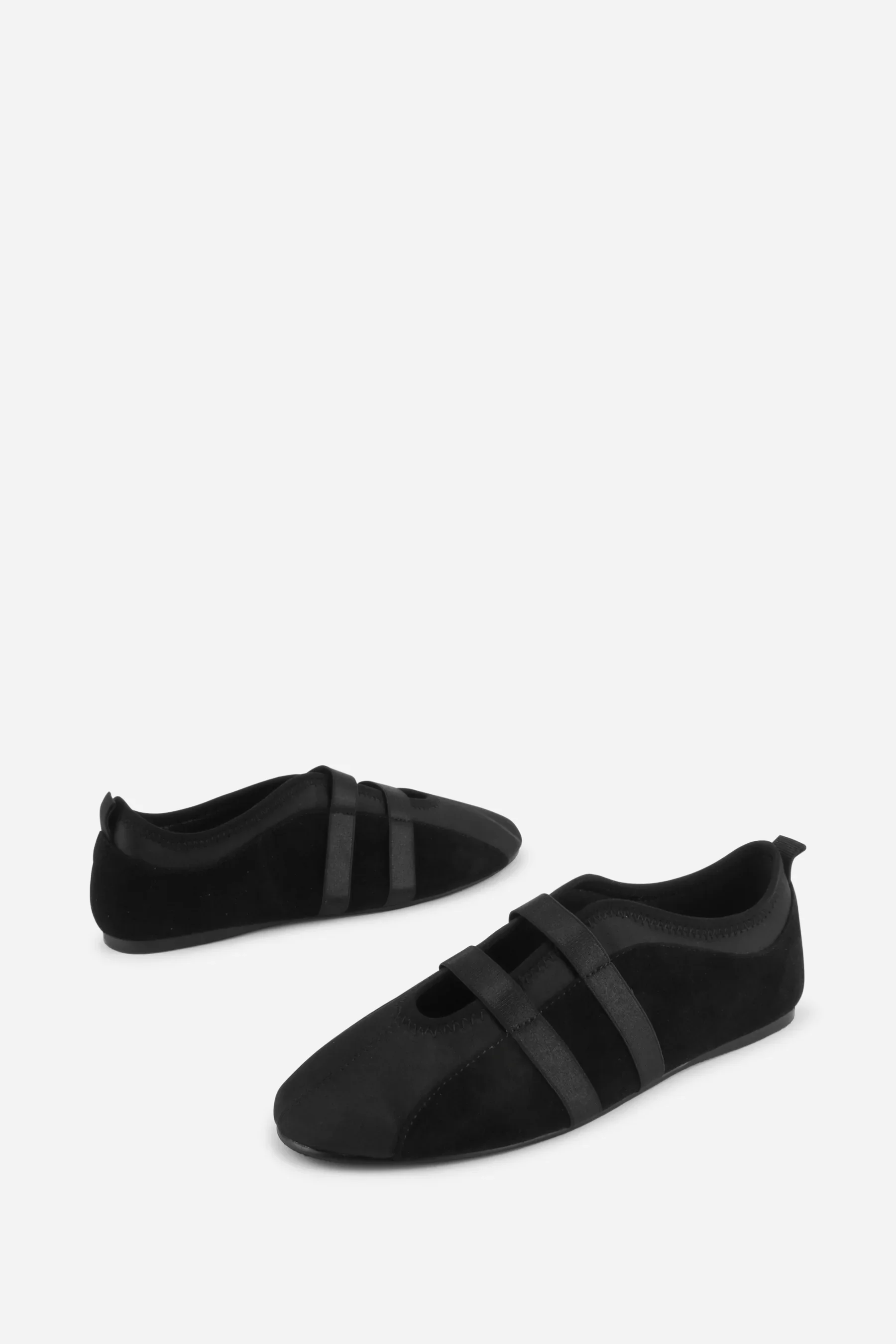 INTENTIONALLY BLANK SPORTY FLAT IN BLACK - Image 4